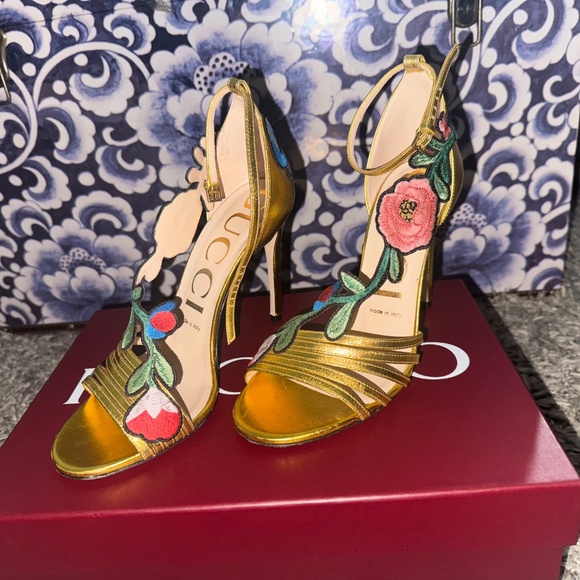 Gucci Gold Floral Embroidered Heels - Picture 2 of 3